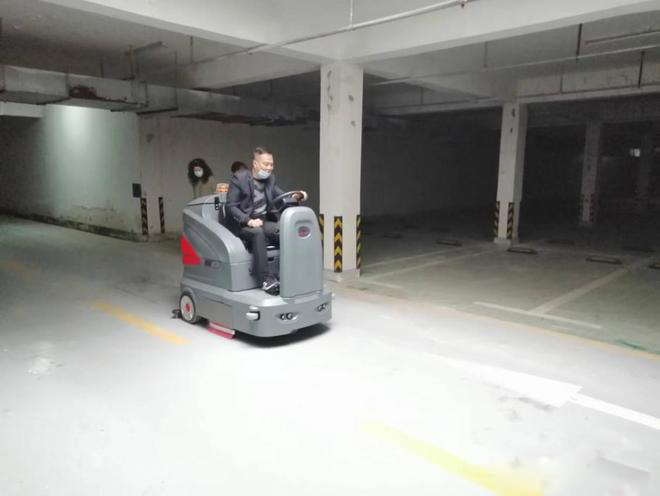 驻马店小区物业保洁不用人力改用驾驶式洗地机了